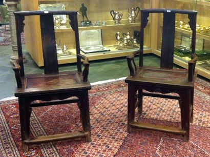 Paire de Fauteuils de Dignitaire. Dossiers...
