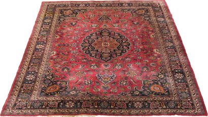 Tapis Meshed. Grand médaillon polylobé à...