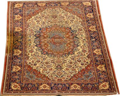 Carpette Kashan. Médaillon étoilé, sur fond...