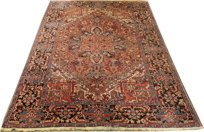 Tapis Hériz. Médaillon à double palmette...