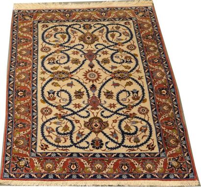 Carpette Ispahan. Le fond, ivoire, est orné...