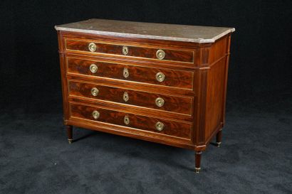 Commode de Style Louis XVI. Sommée d’un marbre...