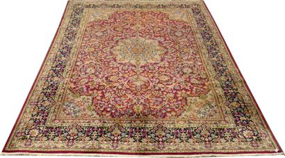Tapis Kirman. Médaillon entouré de fleurs...