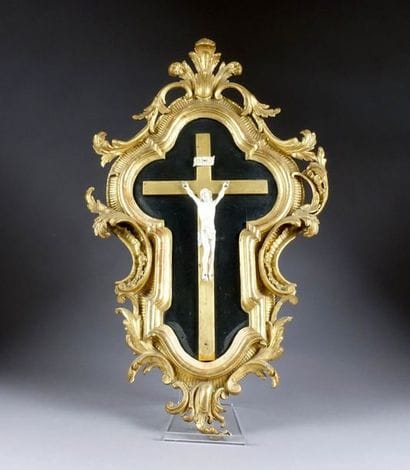 Christ. La tête tournée vers la droite, les...