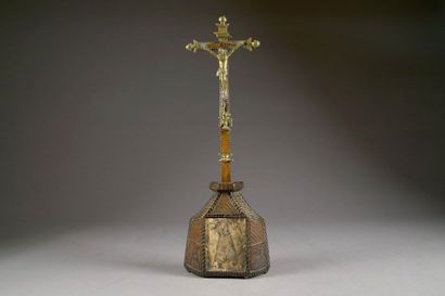 Crucifix. Christ et ornementation en laiton....