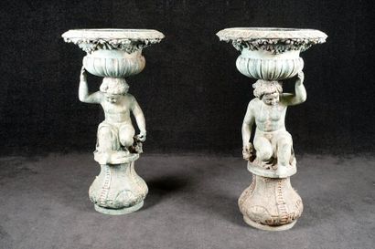 Paire de grandes Jardinières. Aux vasques,...