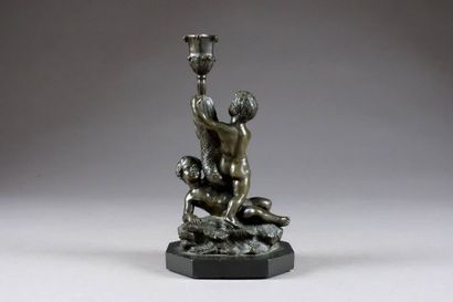 Bougeoir. Figuré par un poisson retenu par...