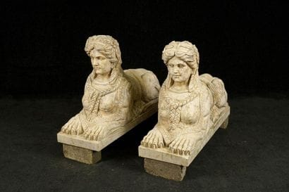 Paire de Sphinges de Perron. Pierre sculptée....