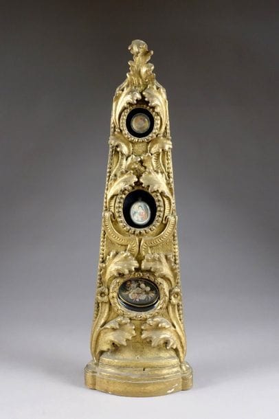 Porte-reliquaire en Forme d'obélisque. Entièrement...