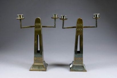Paire de Flambeaux “modernistes“. Fût en...