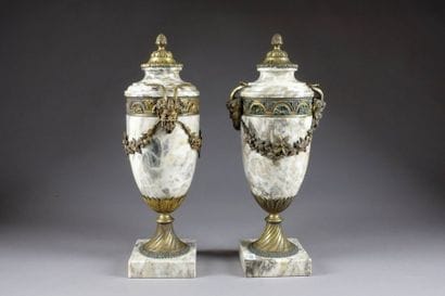 Paire de Vases ornementaux, de style Louis...
