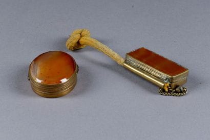 Deux petites Boîtes. Agate. Monture en cuivre....