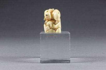 Netsuké
En forme de lièvre en équilibre sur...
