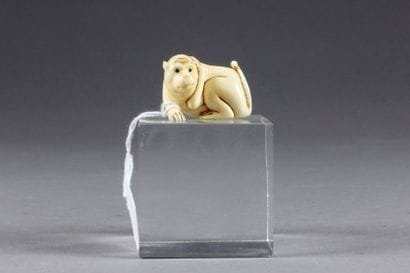 Netsuké
Représentant un singe, la patte antérieure...