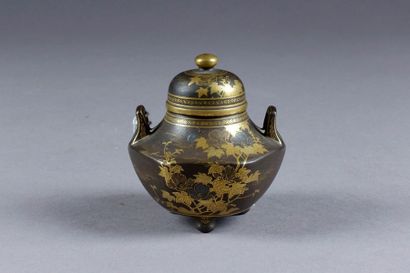 Petit Vase tripode, hexagonal. Grès fin,...