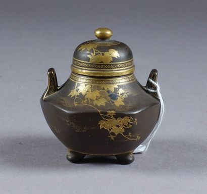 Petit Vase tripode, hexagonal. Grès fin,...