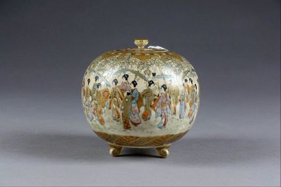 SATSUMA
Brûle-parfum sphérique porté par...
