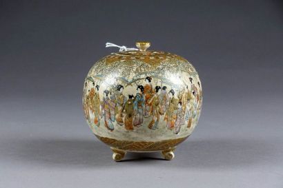 SATSUMA
Brûle-parfum sphérique porté par...