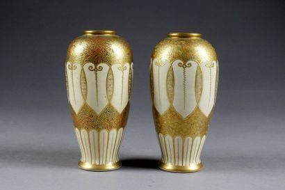SATSUMA
Paire de vases fuselés à embouchure...