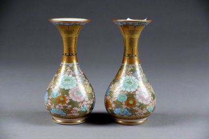 Paire de Vases en réduction. Col trompette....