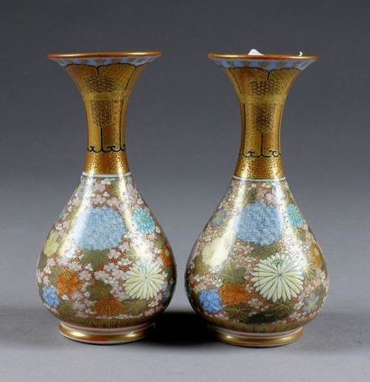 Paire de Vases en réduction. Col trompette....