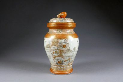 Vase couvert. A décor circulaire d'un groupe...