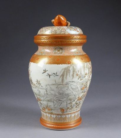 Vase couvert. A décor circulaire d'un groupe...