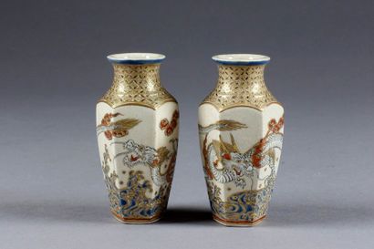 SATSUMA
Paire de vases balustre, en réduction,...