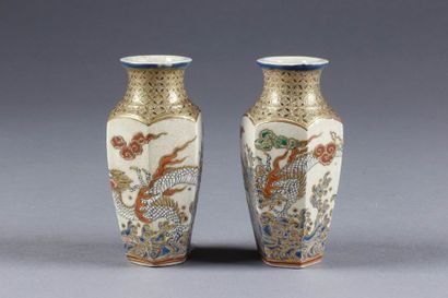 SATSUMA
Paire de vases balustre, en réduction,...