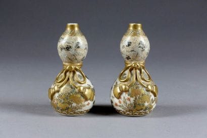 SATSUMA
Paire de vases de forme gourde. Ceinturés...