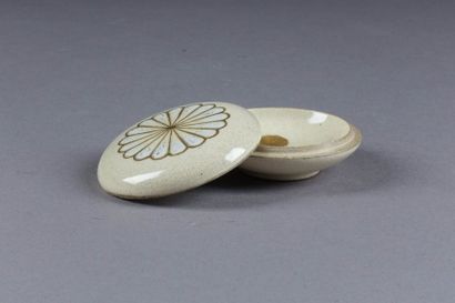 SATSUMA
Petite boîte ronde et plate, au couvercle...