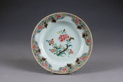 Assiette. A décor d'asters et de pivoines...