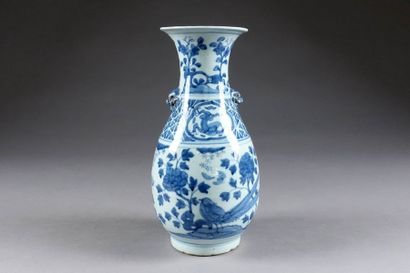 Vase. Col trompette et petites anses figurant...