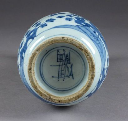 Vase. Col trompette et petites anses figurant...
