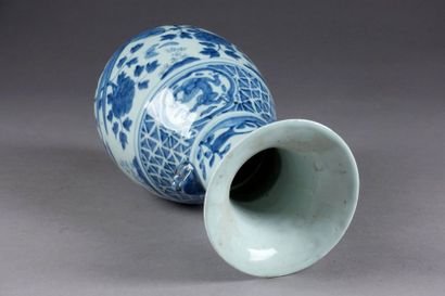 Vase. Col trompette et petites anses figurant...