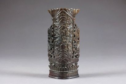 Vase à Col losangé. Face présentant un panneau...