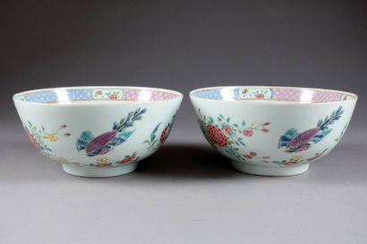 Paire de Coupes rondes, sur pied. Décor de...