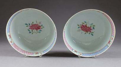Paire de Coupes rondes, sur pied. Décor de...