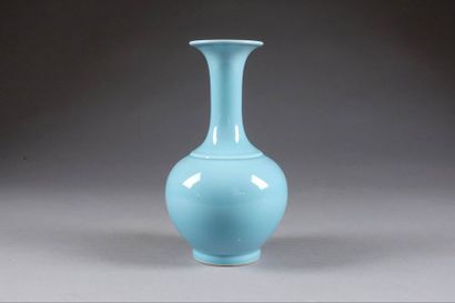 Vase bouteille à Col trompette. Porcelaine...