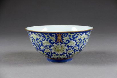 Bol. Décoré sur fond bleu de symboles de...