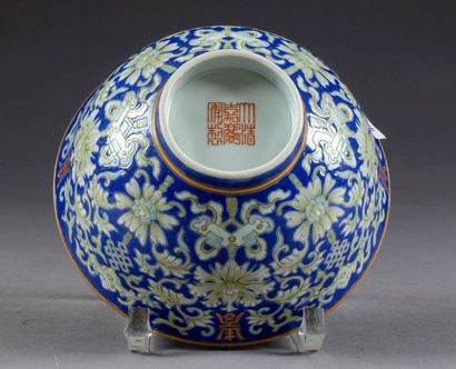 Bol. Décoré sur fond bleu de symboles de...