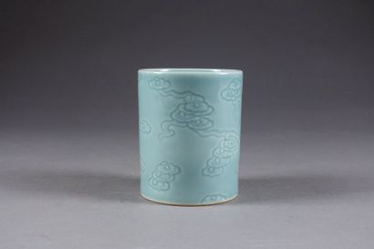 Pot Bitong. A décor moulé de nuages prenant...