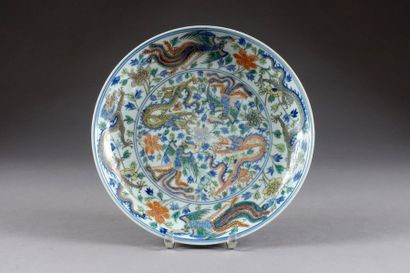 Plat rond. A Décor wucai de dragons et de...