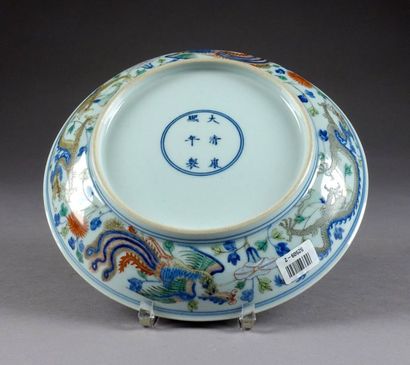 Plat rond. A Décor wucai de dragons et de...