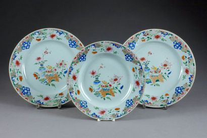 D'époque Kien-Long
Trois plats ronds. Décorés,...