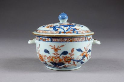 Petite Terrine couverte. Décor floral “Imari“....