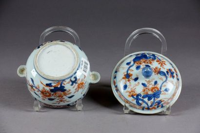 Petite Terrine couverte. Décor floral “Imari“....