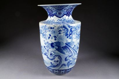 Grand Vase à Col évasé. Décoré, à l'émail...