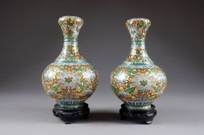 Paire de Vases bouteille. Métal cloisonné,...