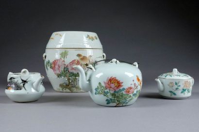 Trois Théières et un Pot couvert de Forme...